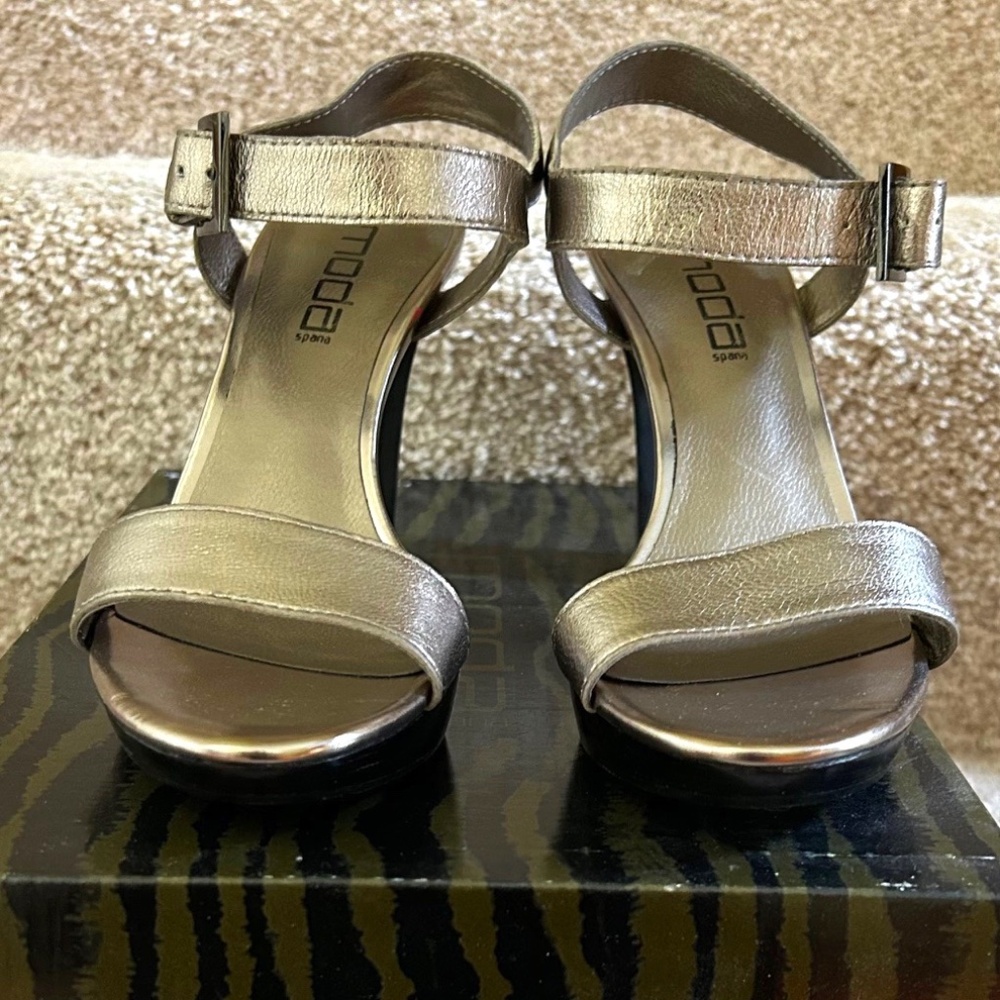 Moda Women's Pewter Platform Sandals - Size 8M